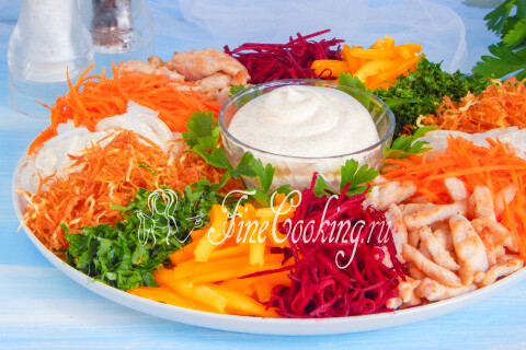 Готовый салат Чафан с курицей и картофельной соломкой на блюде