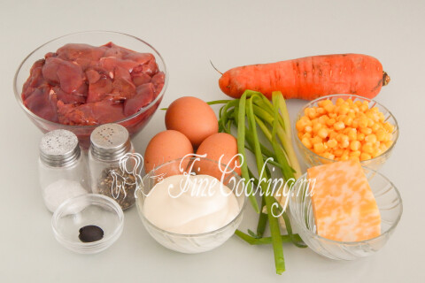 Продукты для салата Цыплёнок: куриная печень, яйца, кукуруза, морковь, сыр и майонез