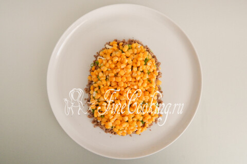 Консервированная кукуруза, выложенная слоем поверх салата