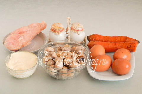 Продукты для салата Долька апельсина: куриная грудка, шампиньоны, морковь, яйца и майонез