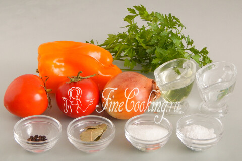 Продукты для салата Донской: помидоры, сладкий перец, лук и петрушка