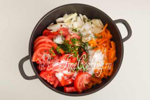 Сахар, соль, лавровый лист и перец горошком, добавленные к овощам