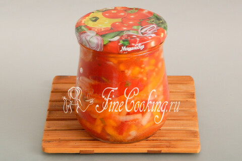 Банки с салатом, закрытые металлическими крышками с помощью ключа