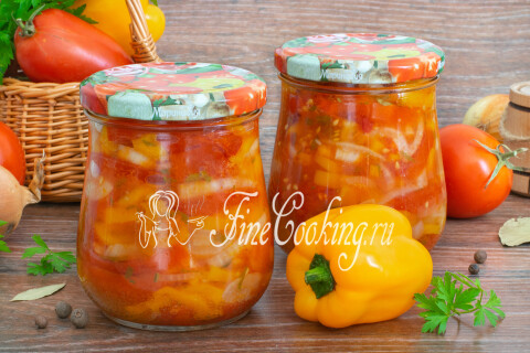 Овощная закуска из перца, лука и помидоров, поданная к мясу