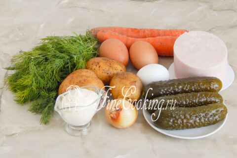 Продукты для салата Елочка: ветчина, картофель, куриные яйца, морковь, лук, солёные огурцы, укроп и майонез.