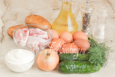 Продукты для салата Гнездо глухаря: картофель, курица, яйца, огурцы, лук, растительное масло, майонез и зелень.