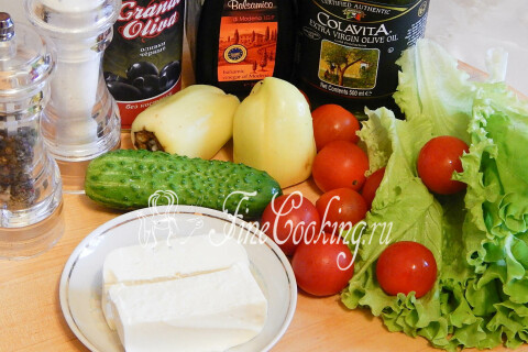 Продукты для греческого салата: листовой салат, овощи, брынза, маслины и заправка