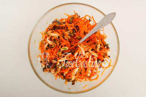 Салат из баклажанов, мяса и моркови по-корейски, перемешанный в миске