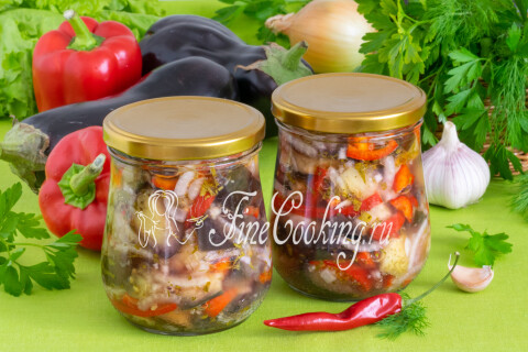 Салат из баклажанов, перца, лука и чеснока в банке — сочная овощная закуска.