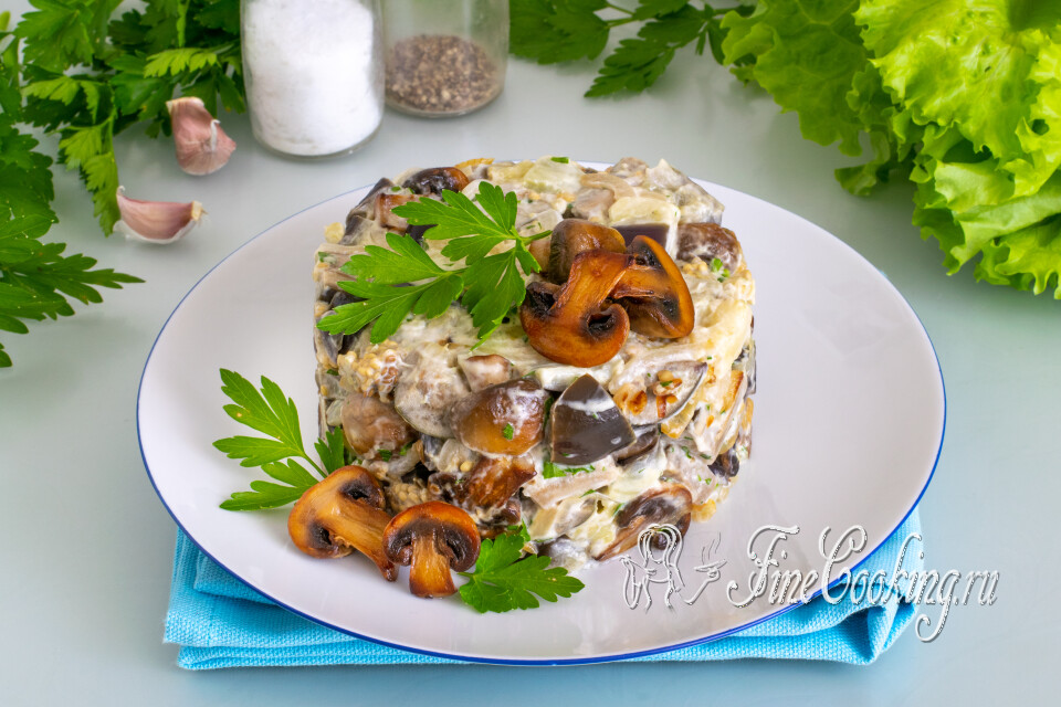 Салат из баклажанов с грибами и луком — готовое блюдо