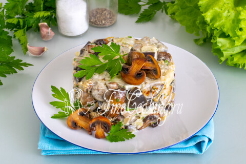 Салат из баклажанов с грибами и луком на праздничном столе