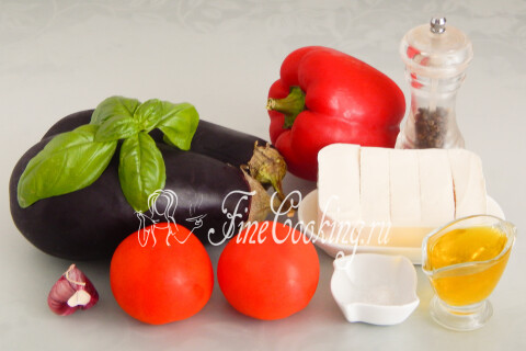 Продукты для салата с баклажанами: помидоры, сладкий перец, брынза, чеснок, базилик и оливковое масло