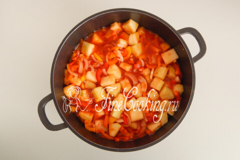 Кастрюля с овощами в томатной заливке, кипящая на плите под крышкой.
