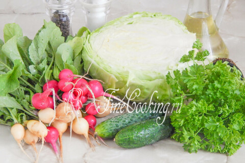 Продукты для салата из капусты, огурца и редиса: капуста, огурцы, редис и петрушка