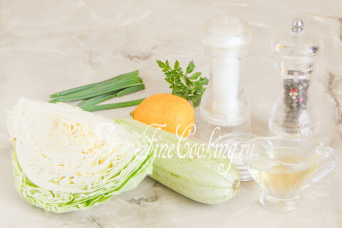Продукты для салата из капусты с кабачком: капуста, кабачок, лимонный сок, масло и зелень