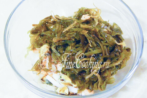 Маринованная морская капуста, добавленная в миску с морепродуктами