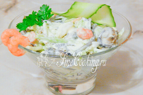 Готовый салат из морской капусты, украшенный петрушкой, огурцом и креветками