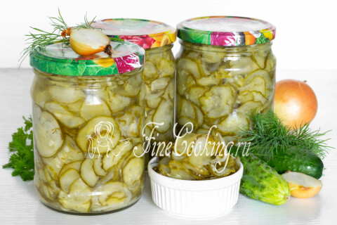 Хрустящий салат из огурцов с луком и укропом на тарелке.