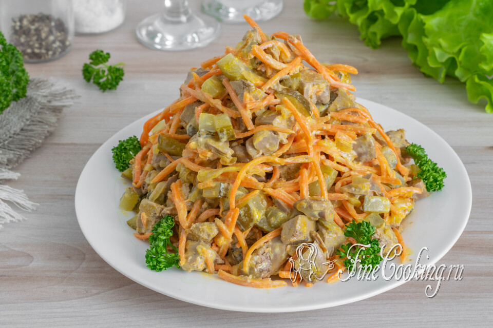 Салат из печени и корейской моркови — готовое блюдо