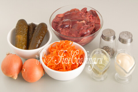 Продукты для салата с печенью: куриная печень, солёные огурцы, морковь по-корейски и лук