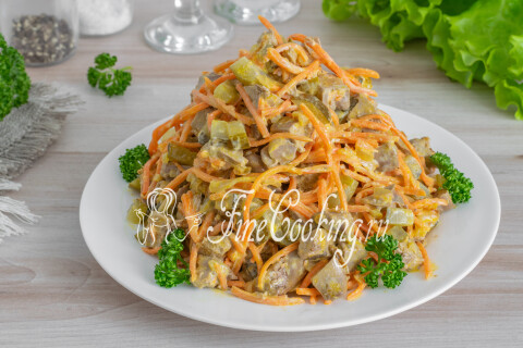 Готовый салат из печени и корейской моркови в тарелке
