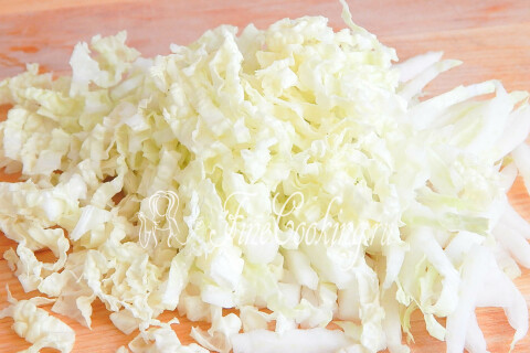 Пекинская капуста, вымытая и нашинкованная тонкой соломкой