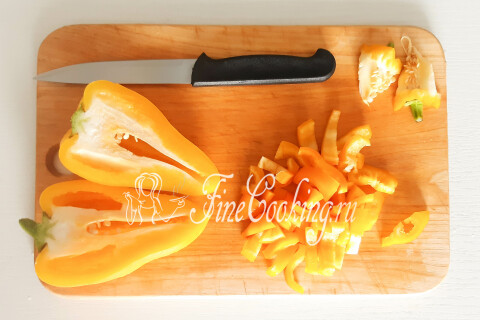 Сладкий перец, очищенный от семян и нарезанный крупными кусочками.