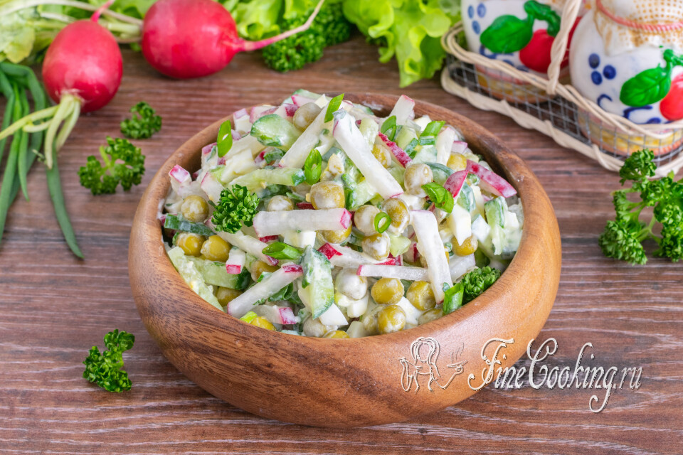 Салат из редиски с горошком, яйцом и огурцом — готовое блюдо