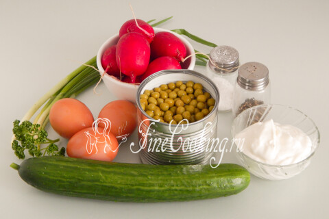 Продукты для салата с редиской: редис, горошек, огурцы, яйца, сметана и зелень