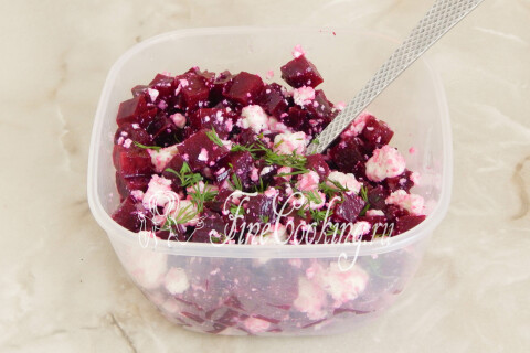 Свекла с сыром фета, заправленные соусом и зеленью укропа