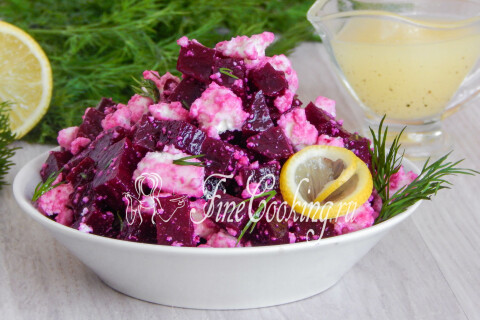Салат со свеклой и сыром фета, поданный как гарнир к мясу