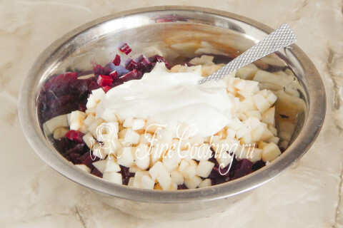 Смесь свеклы с яблоками, заправленная сметаной