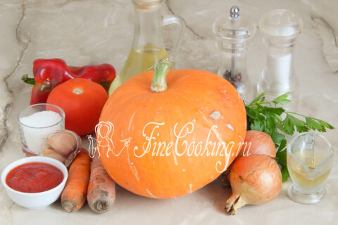 Продукты для салата из тыквы: тыква, перец, помидоры, лук, морковь и специи