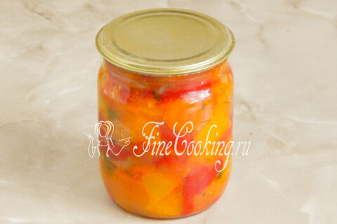 Банки с салатом, закрытые металлическими крышками с помощью ключа
