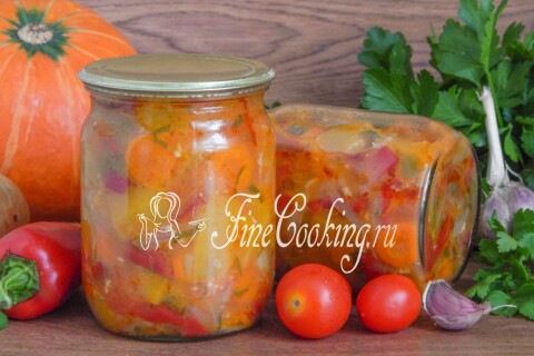 Баночки салата из тыквы на зиму, расставленные на кухонном столе