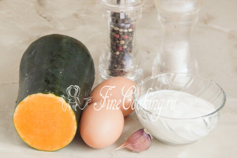 Продукты для салата из тыквы: сырая тыква, куриные яйца, сметана, чеснок, соль и перец