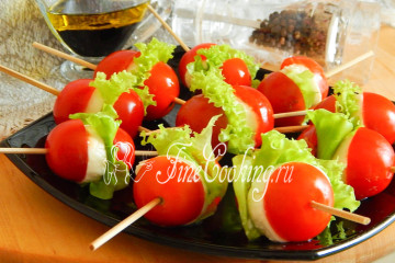 Салат Капрезе на шпажках