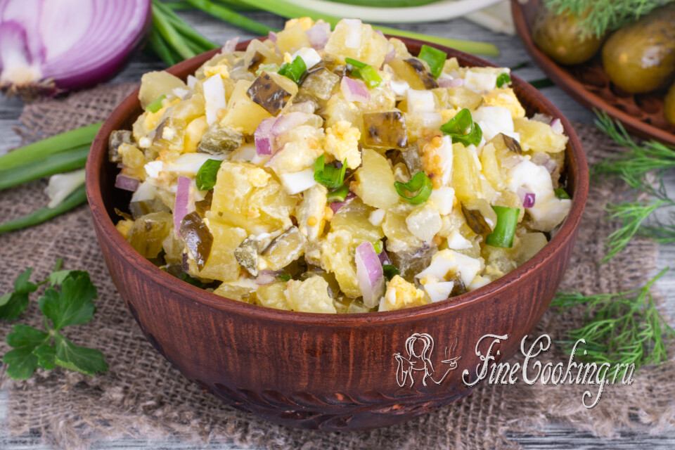 Салат картофельный с солеными огурцами и яйцами — готовое блюдо