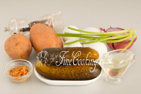 Продукты для салата с картофелем: картофель, солёные огурцы, яйца, зелёный и репчатый лук, французская горчица.
