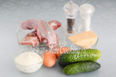 Продукты для салата-коктейля с языком: свиной язык, огурцы, куриные яйца, сыр, майонез, соль и перец