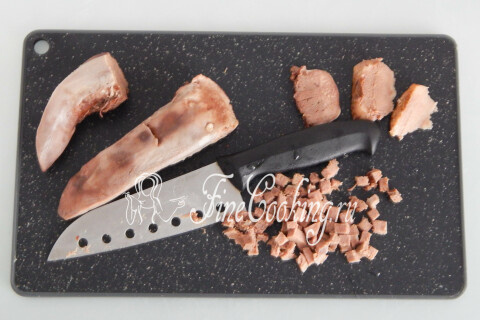 Варёный язык, остывший и нарезанный мелким кубиком, на доске