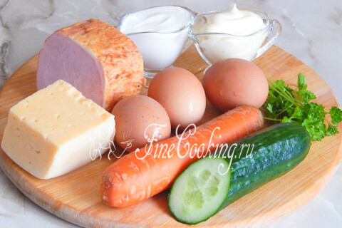 Продукты для салата-коктейля: ветчина, сыр, яйца, морковь, огурец, майонез и сметана