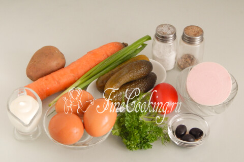 Продукты для салата: варёная колбаса, картофель, яйца, солёные огурцы, морковь и майонез