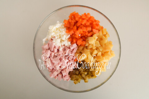 Нарезанные колбаса, овощи и яйца, собранные в глубокой миске