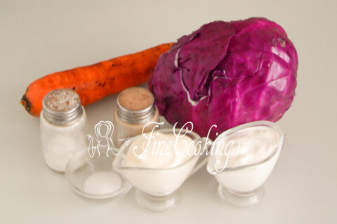 Продукты для салата Коул Слоу: краснокочанная капуста, морковь, майонез, сметана, сахар, соль и перец.