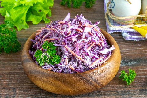 Готовый салат Коул Слоу из краснокочанной капусты в тарелке, поданный к столу.