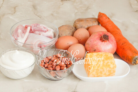 Продукты для салата Красная шапочка: курица, картофель, морковь, яйца, сыр, фундук, гранат и майонез.