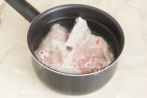 Картофель, морковь и куриные окорочка варятся в кастрюлях на плите.