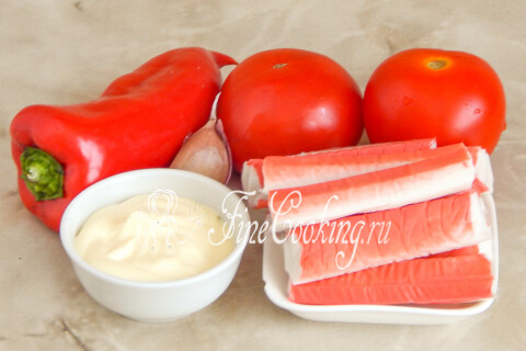 Продукты для салата Красное море: крабовые палочки, сладкий перец, помидоры, майонез и чеснок