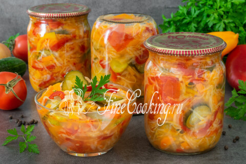 Банка салата Кубанский с капустой, огурцами, помидорами, перцем и морковью